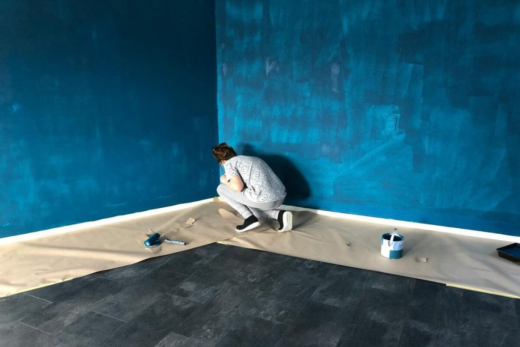 femme entrain de peindre un mur